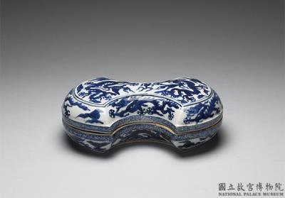 图片[2]-Ingot-shaped box with dragons and clouds decoration in underglaze blue, Ming dynasty, Longqing reign (1567-1572)-China Archive
